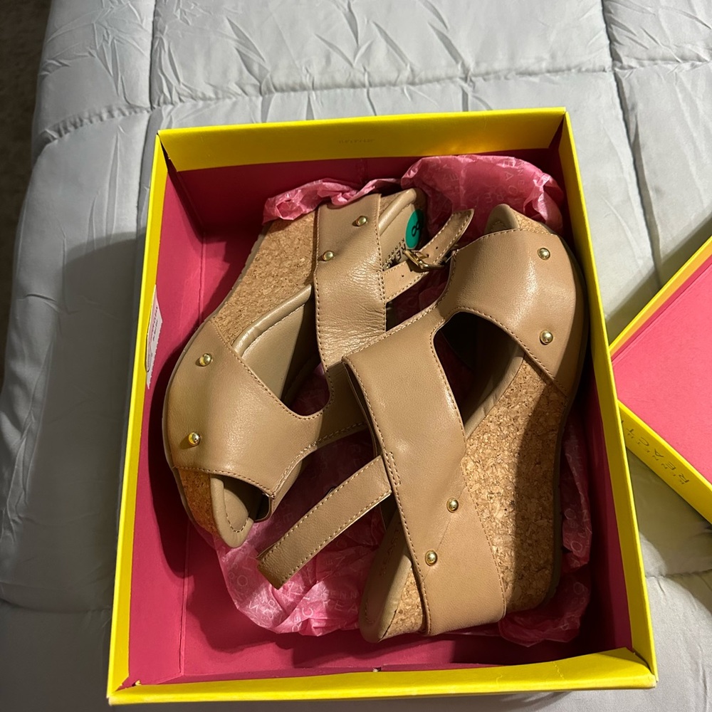 Woman wedge heel size 8